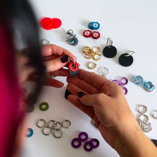 Switch it nikdy nespí! Do kolekce právě přistály nové barvy 🌈 Novinka číslo jedna: zrcadlové kruhy v rudé, rose gold a...