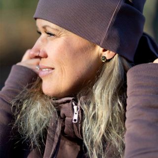 Černá jako noc. Zlatá jako první lok šampaňského. 🥂 Tyhle náušnice nejsou žádná tichá voda - třpytí se a přitom se hodí i...